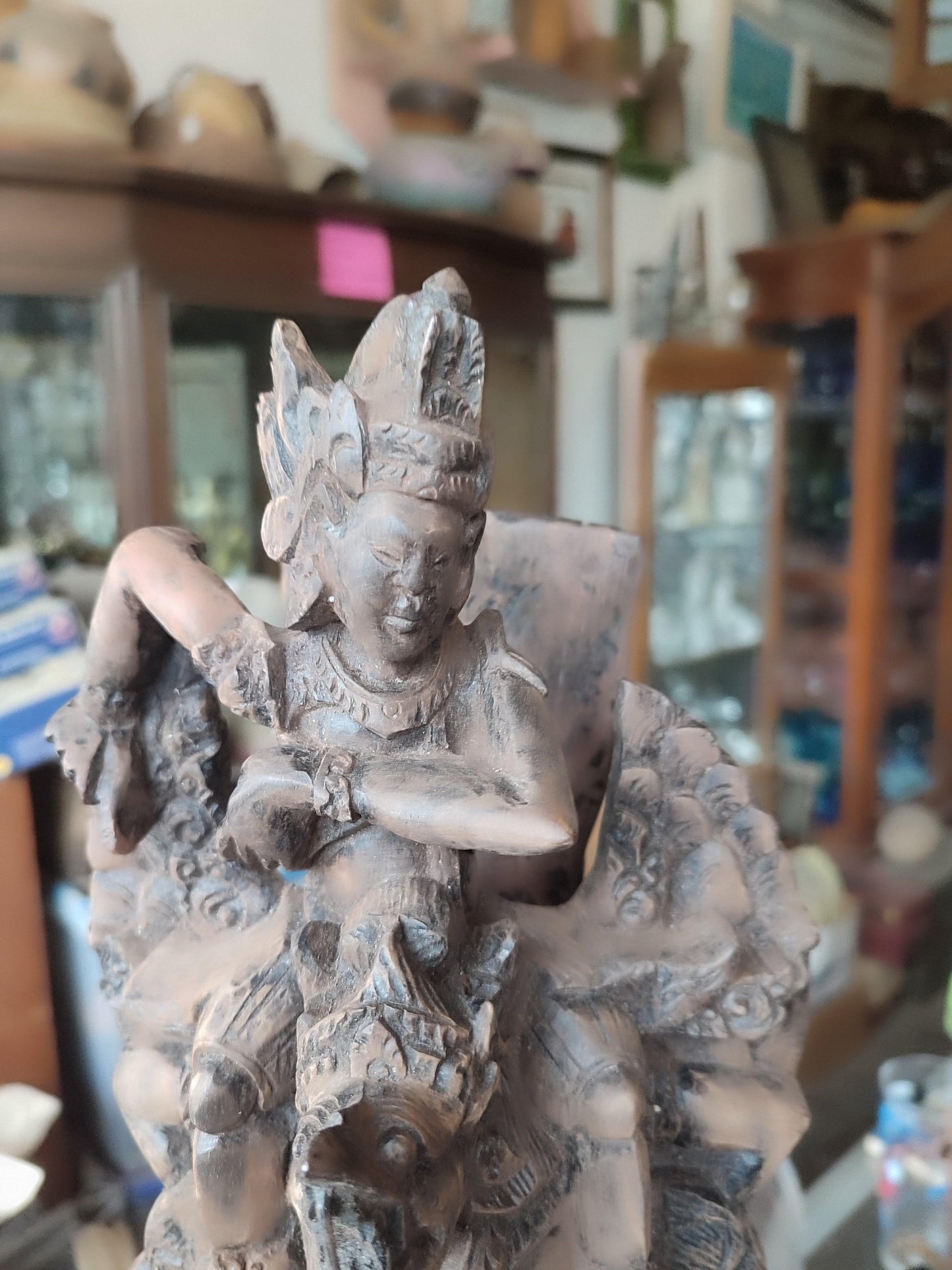 Escultura de madera de Hanuman y Naga