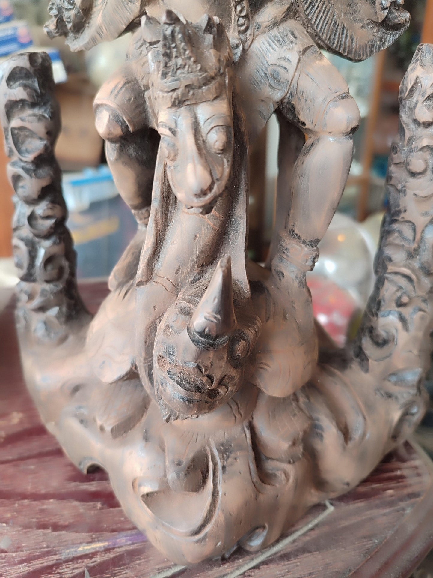 Escultura de madera de Hanuman y Naga