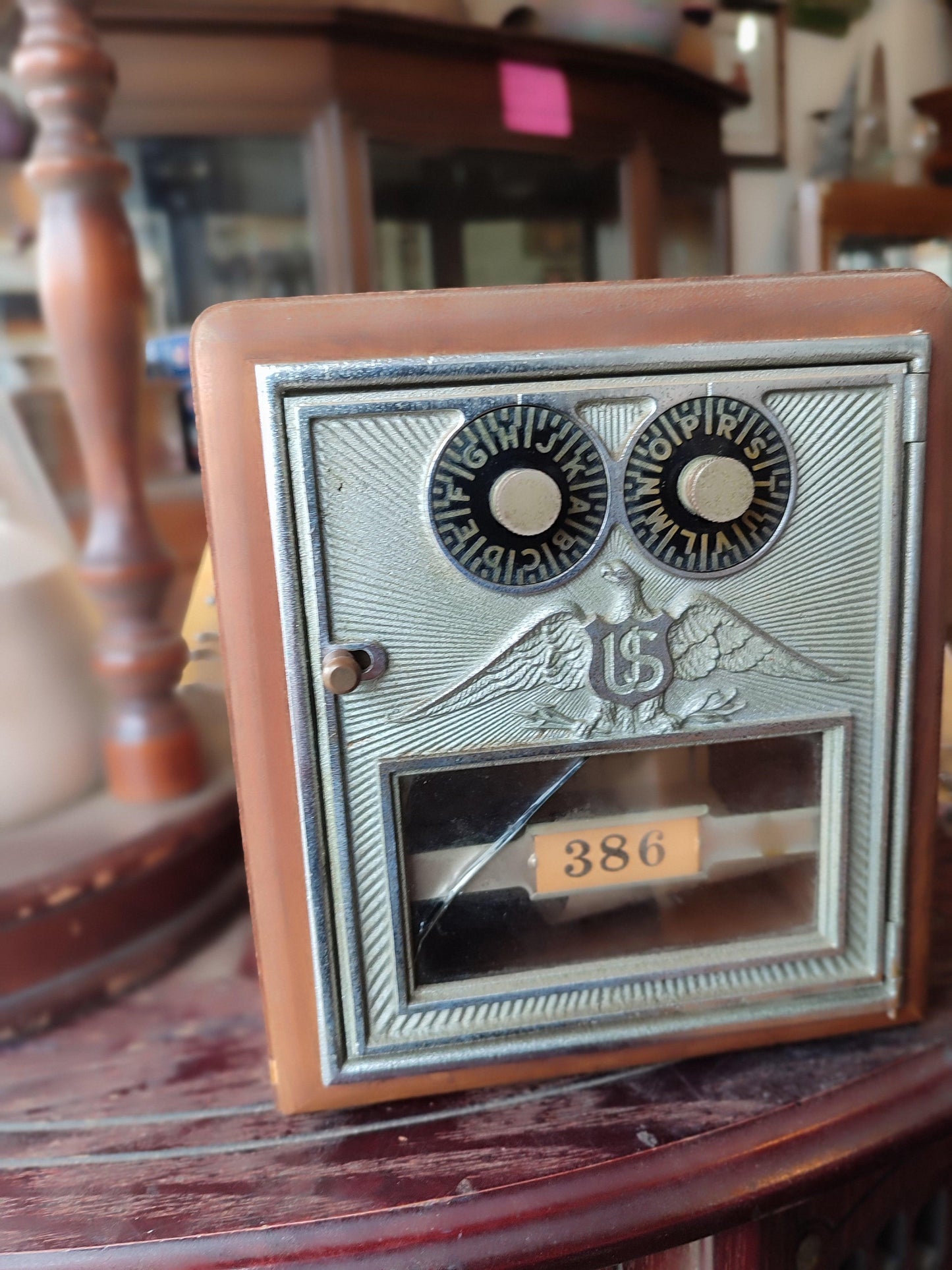 Banco de monedas antiguo con puerta de caja de correos de EE. UU.