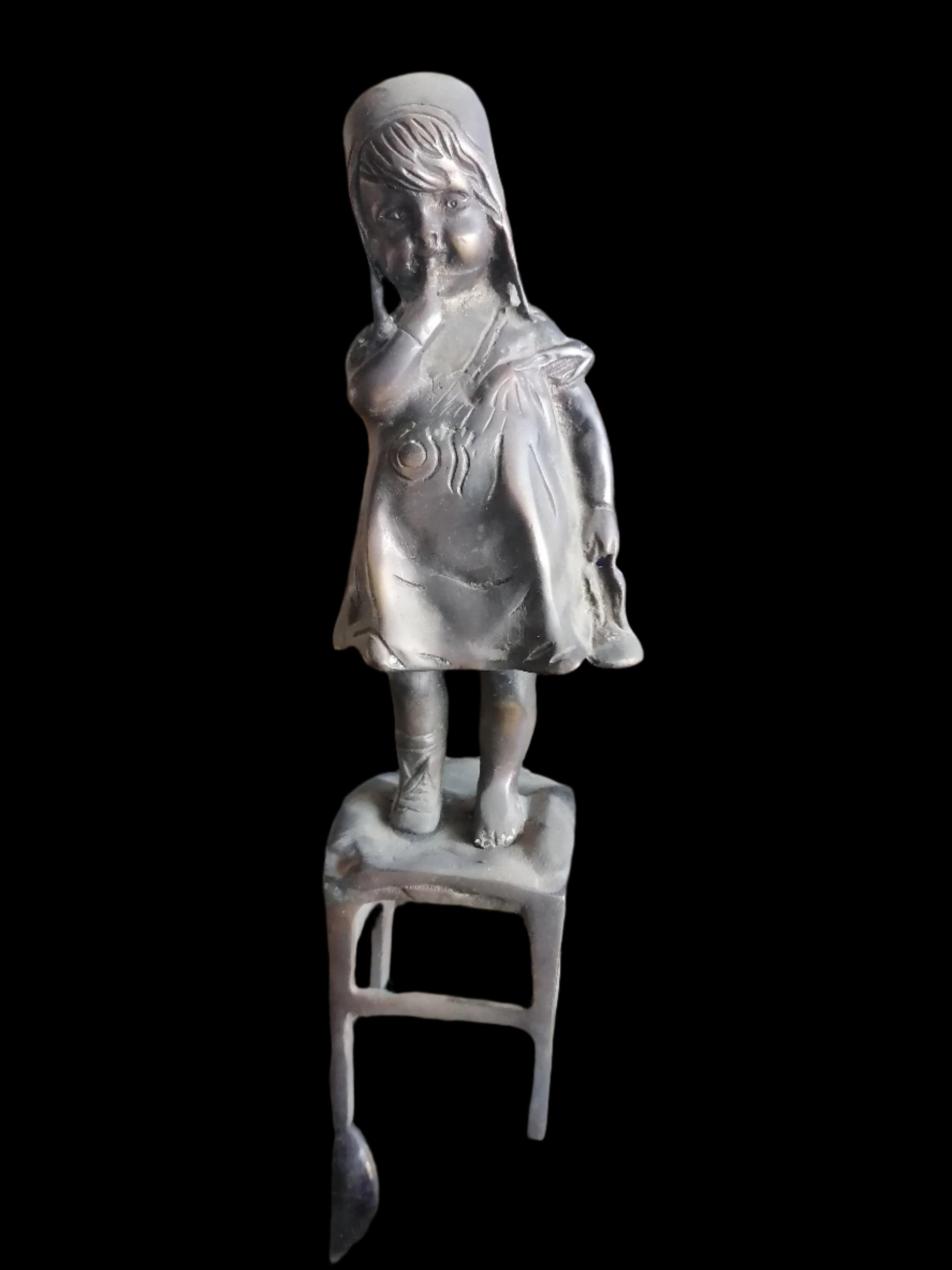 "Encantadora Figura de Bronce de Niña Pensativa - Escultura Vintage para Coleccionistas y Decoración" - Antiques Bazaar Ensenada