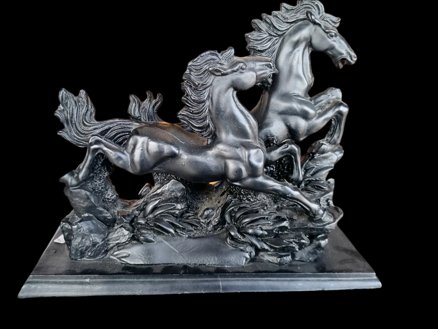 Escultura de Caballos Salvajes Galopando