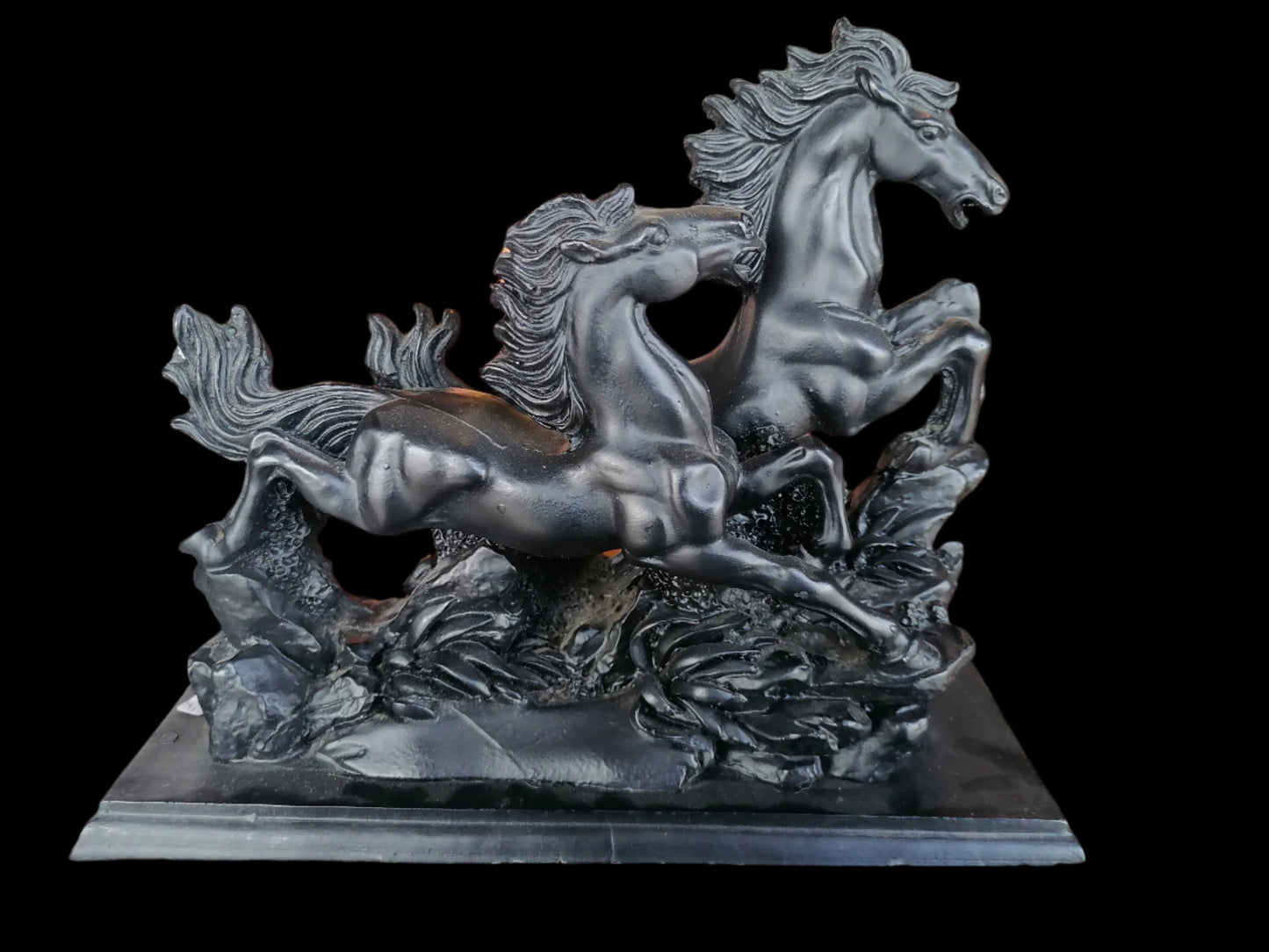 Escultura de Caballos Salvajes Galopando