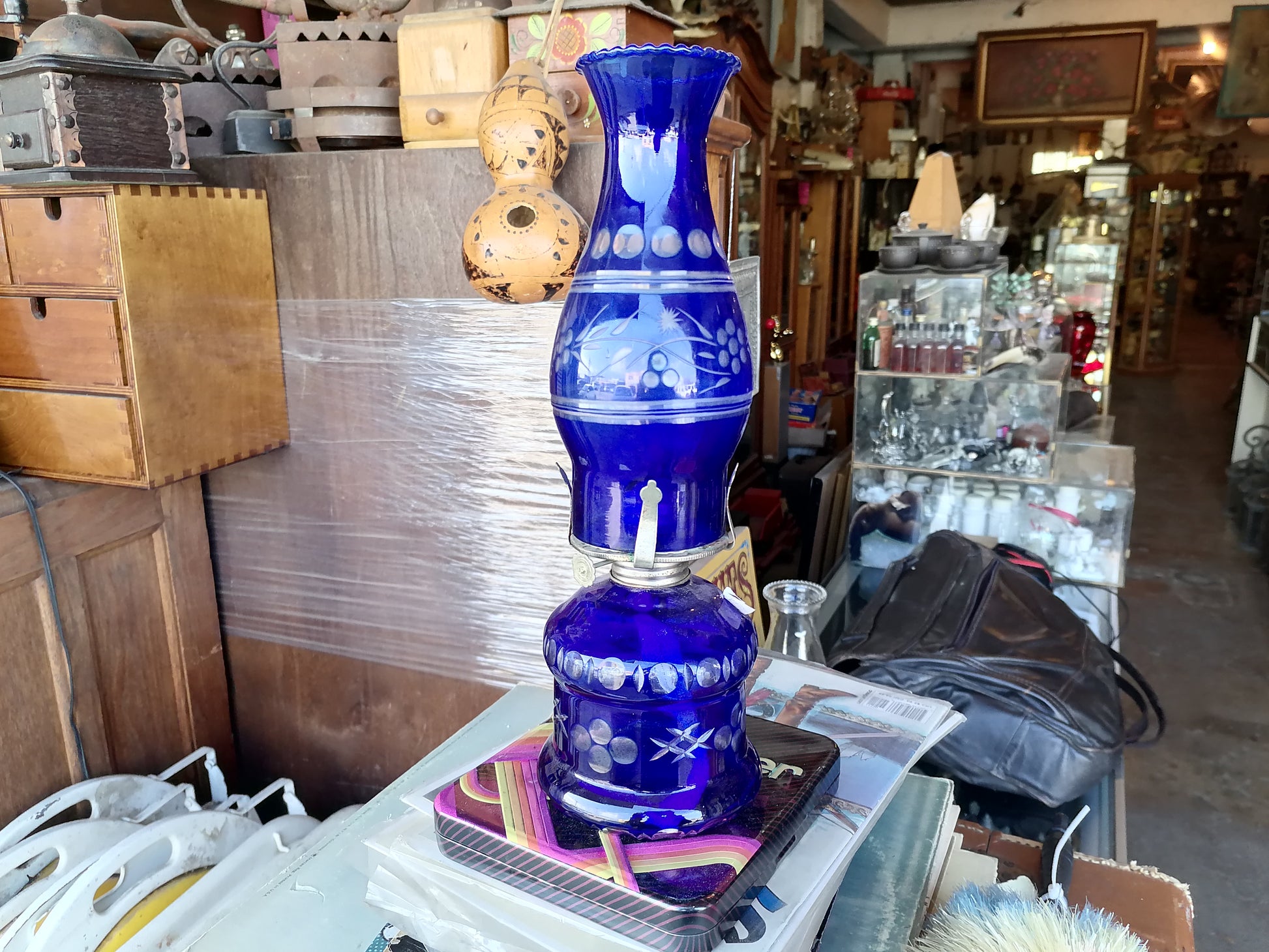 Lámpara/Jarrón de Cristal Azul Cobalto con Grabados - Antiques Bazaar Ensenada