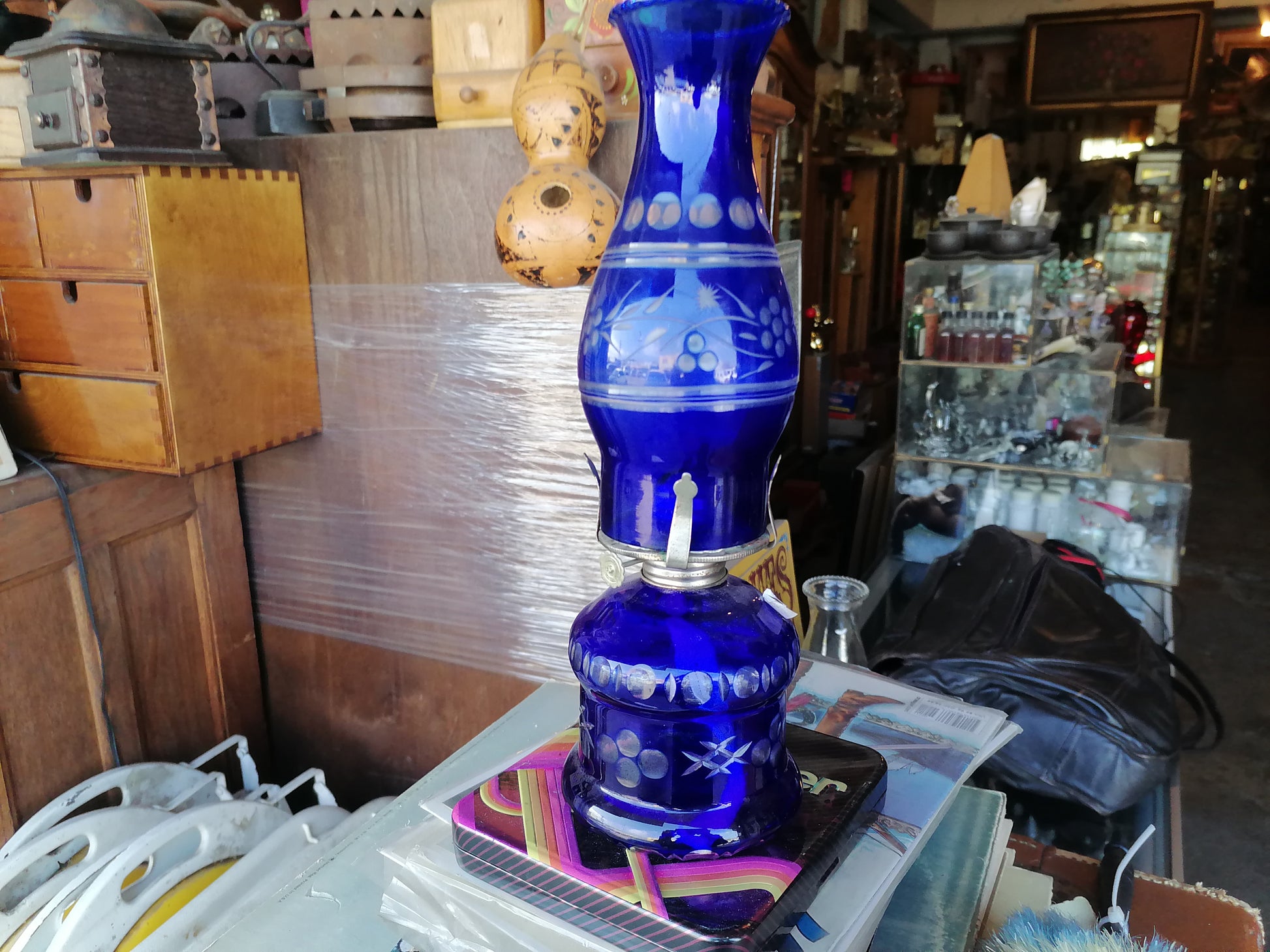 Lámpara/Jarrón de Cristal Azul Cobalto con Grabados - Antiques Bazaar Ensenada