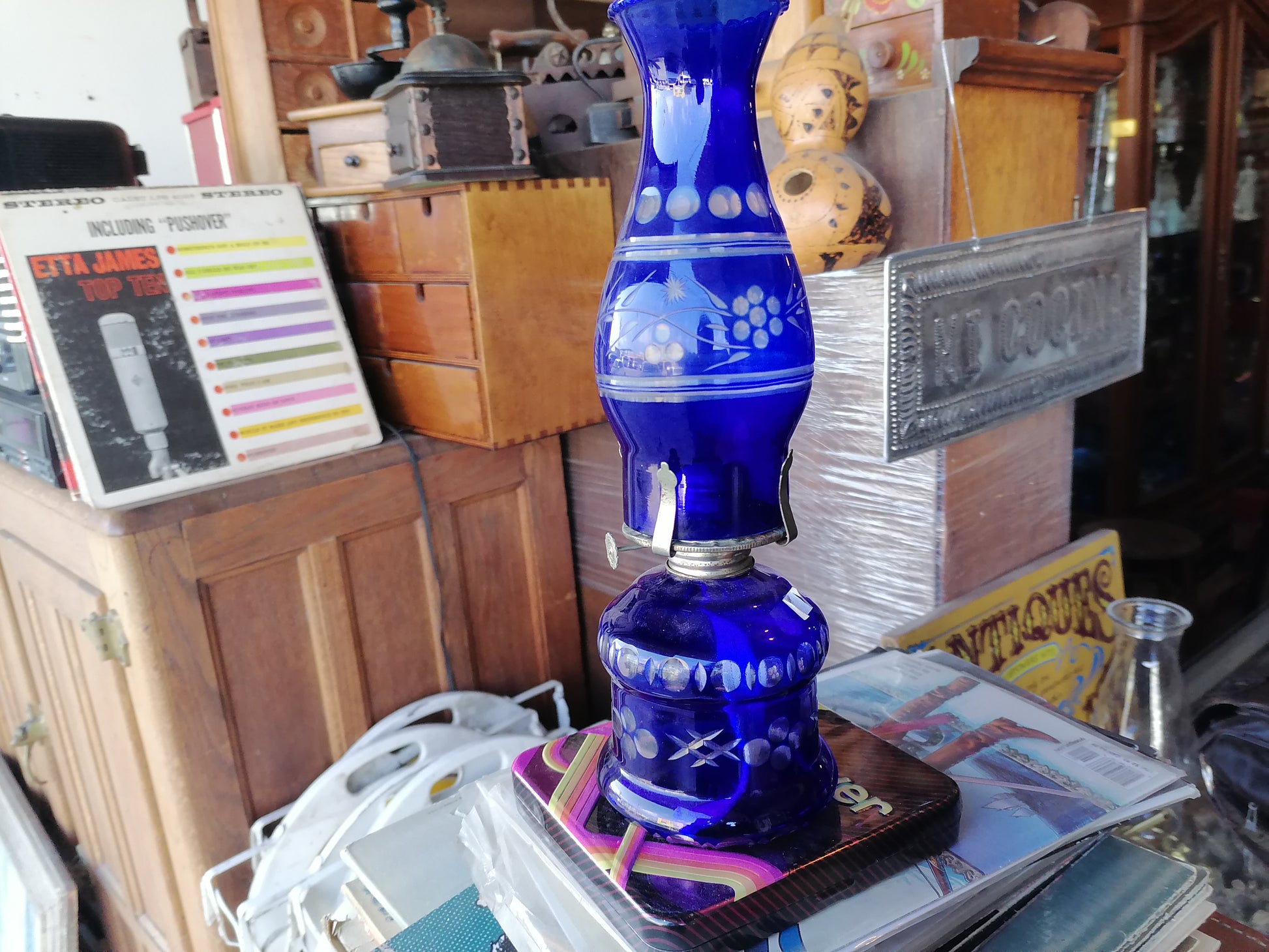Lámpara/Jarrón de Cristal Azul Cobalto con Grabados - Antiques Bazaar Ensenada