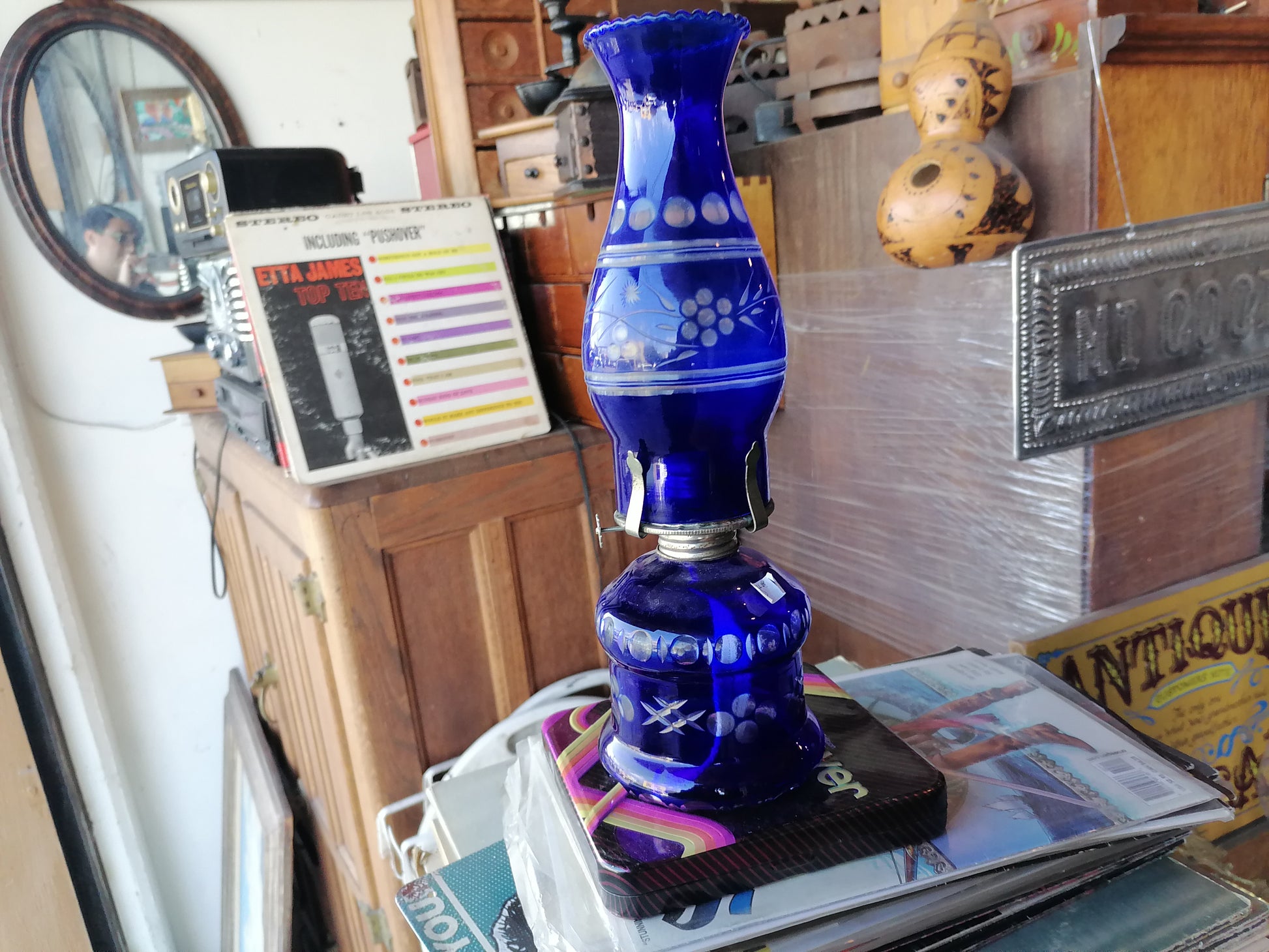 Lámpara/Jarrón de Cristal Azul Cobalto con Grabados - Antiques Bazaar Ensenada