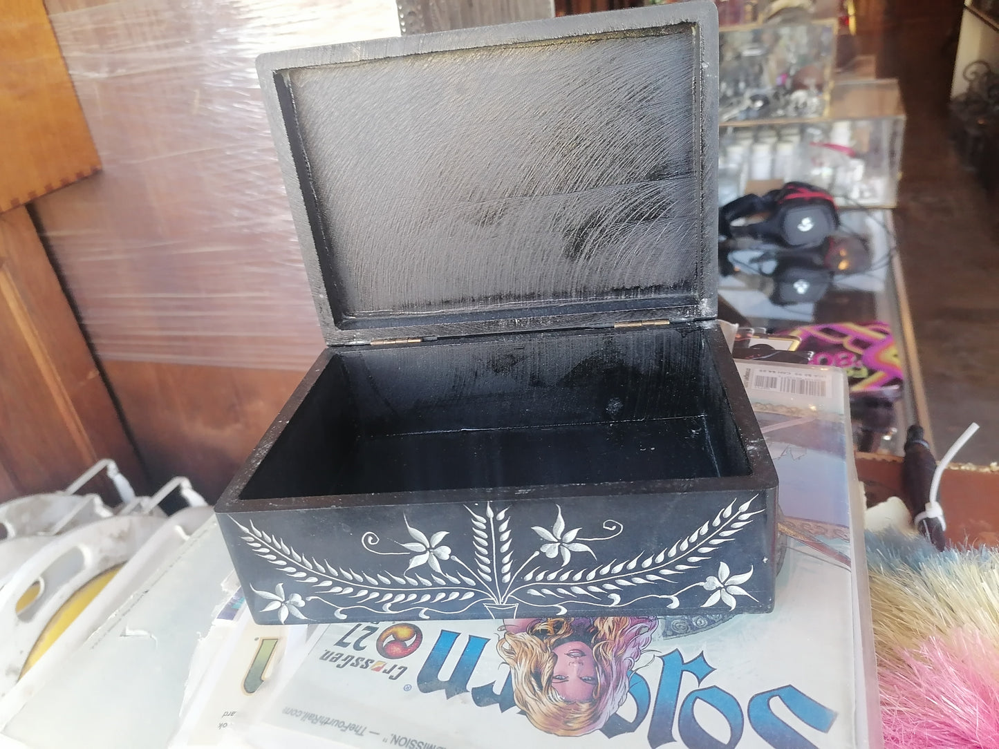 Caja única con diseño de hojas, hecha de Palewa Stone - Antiques Bazaar Ensenada