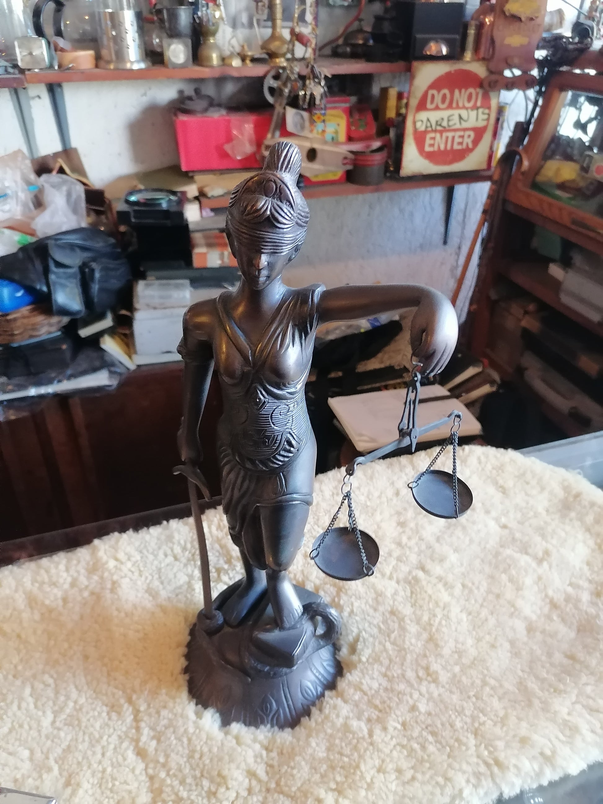 Escultura de la diosa Themis - Antiques Bazaar Ensenada