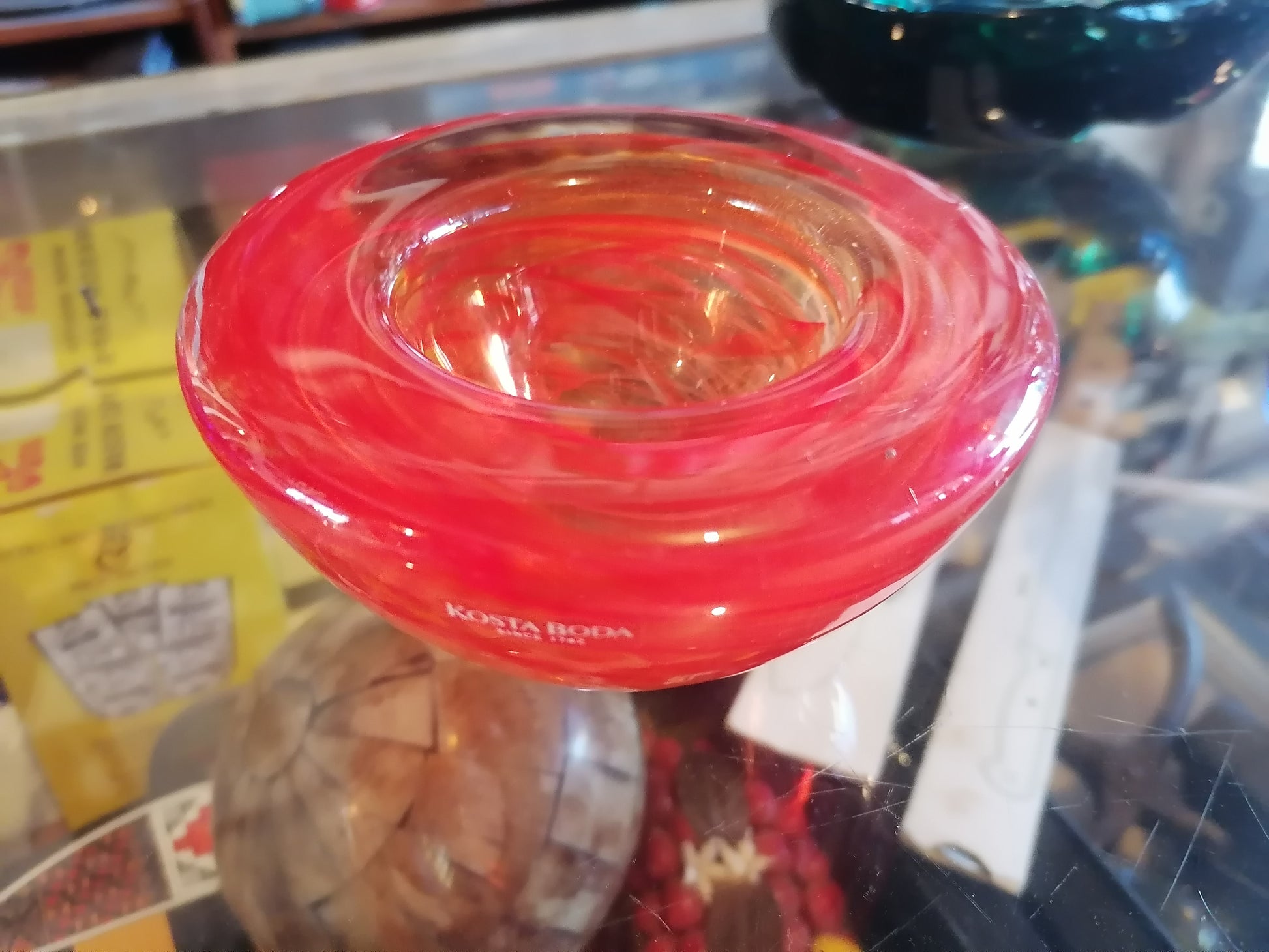 Cuenco de arte en vidrio Kosta Boda vintage con diseño Red Swirl, - Antiques Bazaar Ensenada