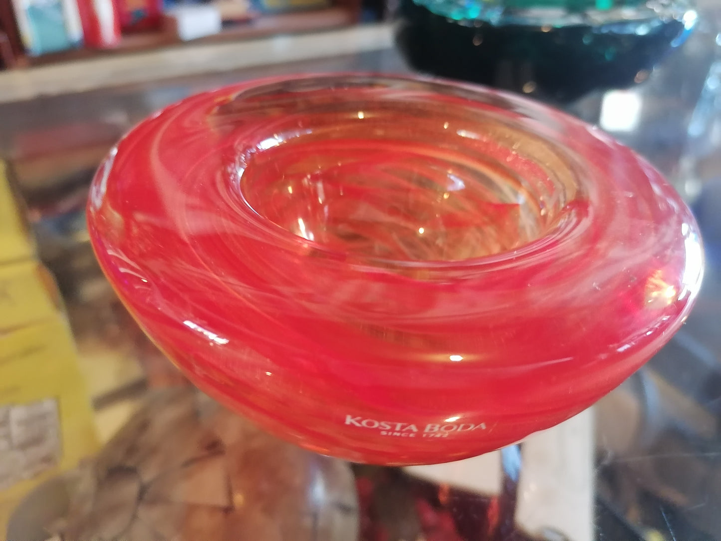 Cuenco de arte en vidrio Kosta Boda vintage con diseño Red Swirl, - Antiques Bazaar Ensenada