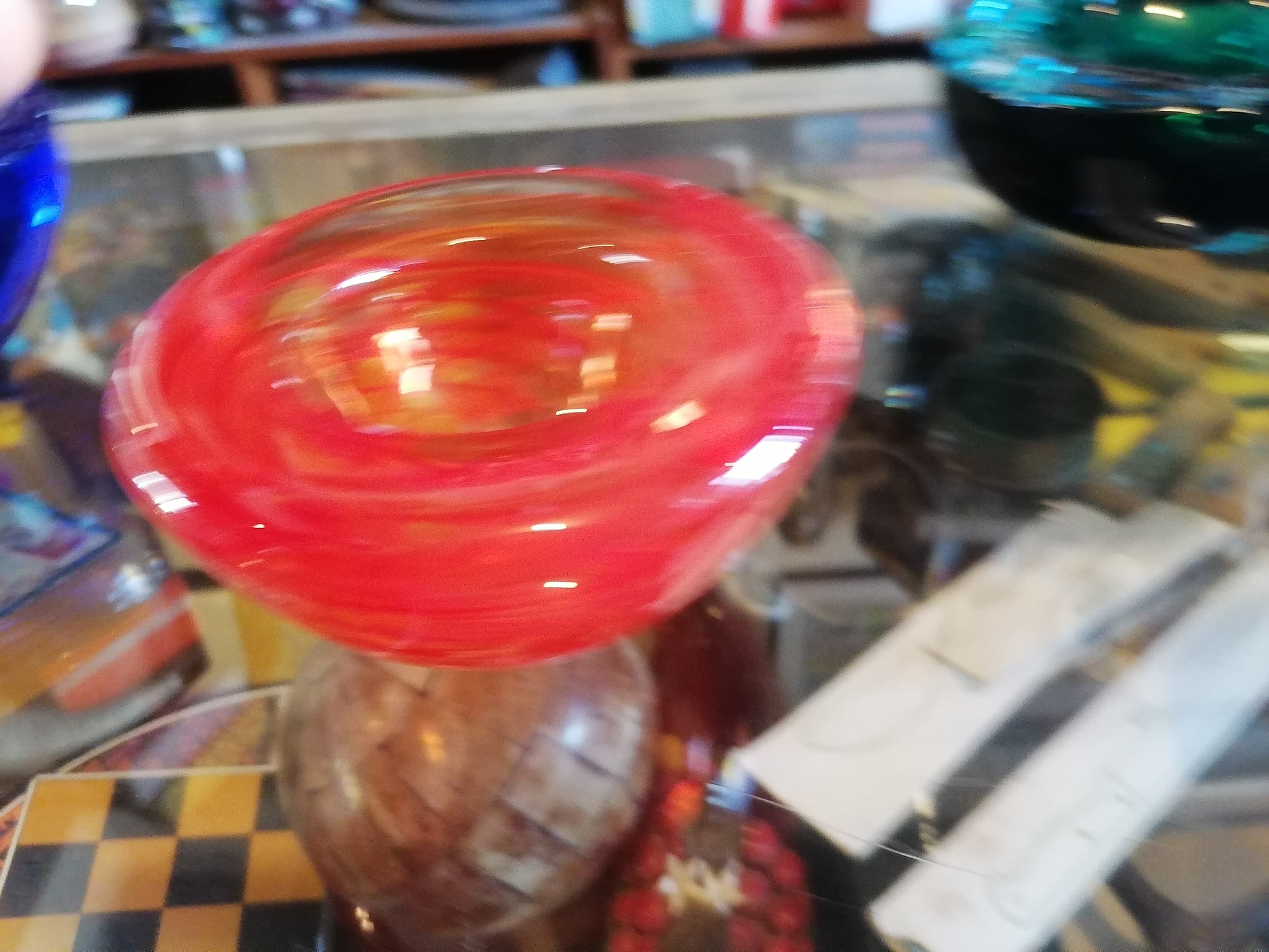 Cuenco de arte en vidrio Kosta Boda vintage con diseño Red Swirl, - Antiques Bazaar Ensenada