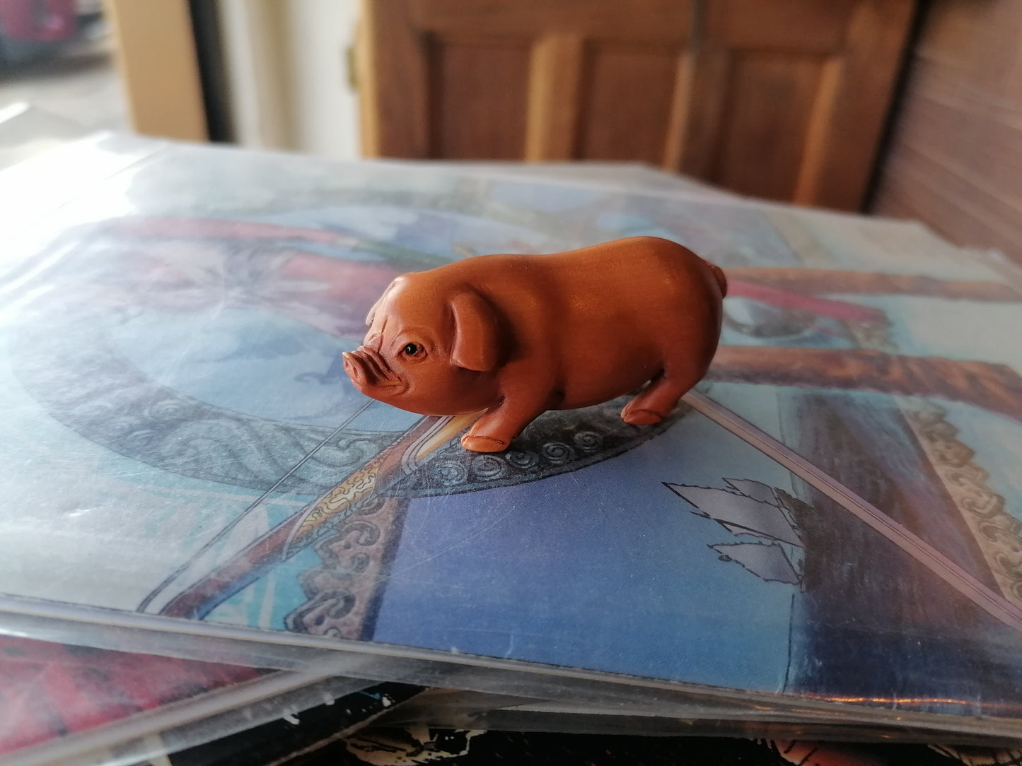 Auténtico netsuke de cerdo tallado en madera, - Antiques Bazaar Ensenada