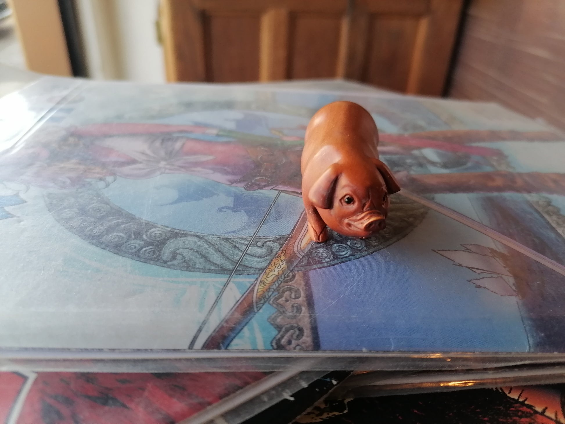 Auténtico netsuke de cerdo tallado en madera, - Antiques Bazaar Ensenada
