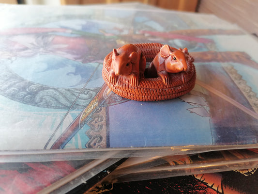 Netsuke Tallado a mano de Ratas En La Cuerda. - Antiques Bazaar Ensenada