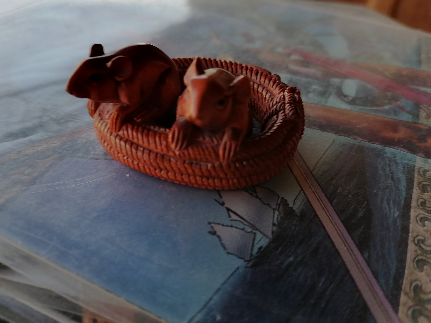 Netsuke Tallado a mano de Ratas En La Cuerda. - Antiques Bazaar Ensenada