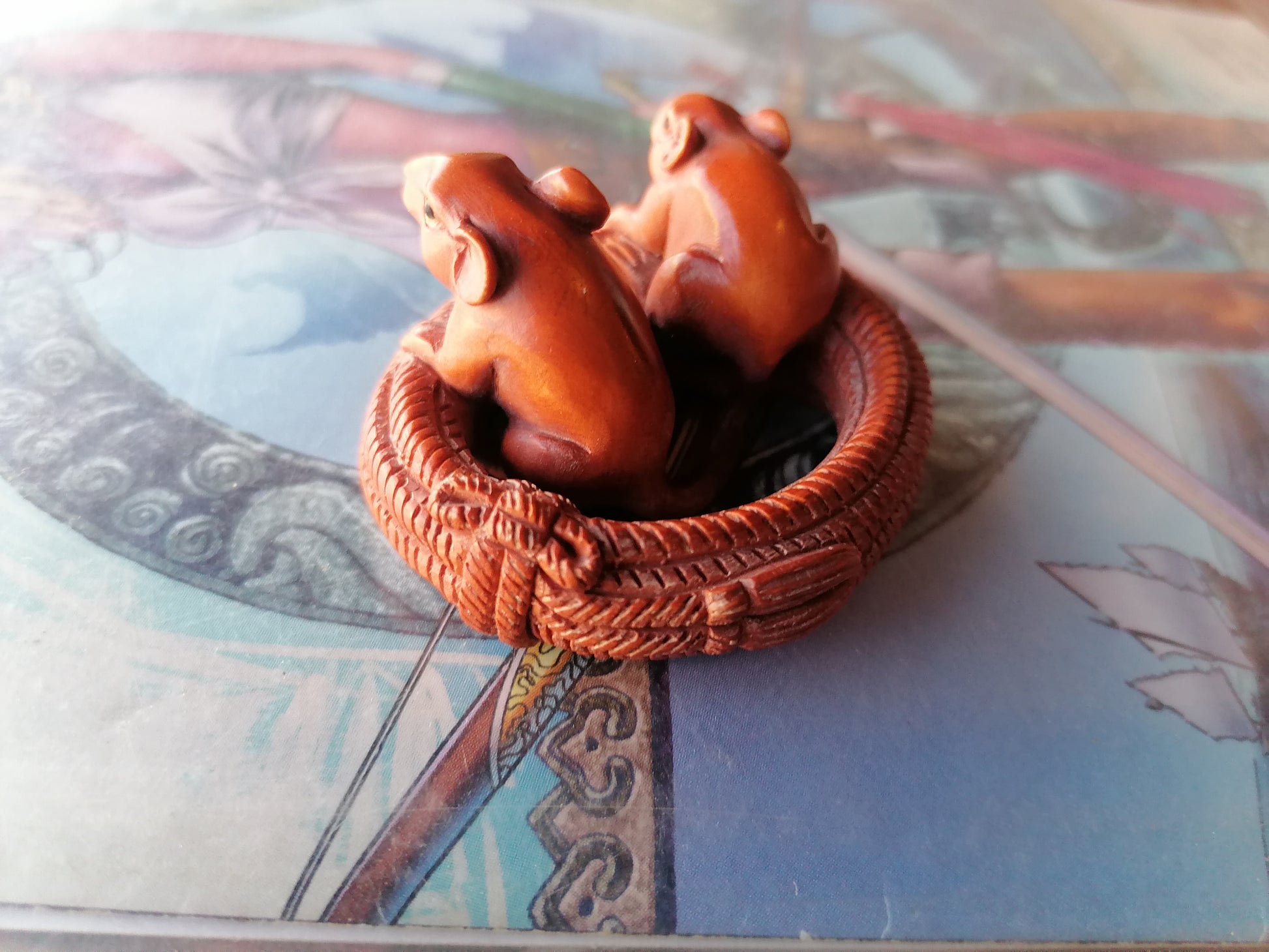 Netsuke Tallado a mano de Ratas En La Cuerda. - Antiques Bazaar Ensenada