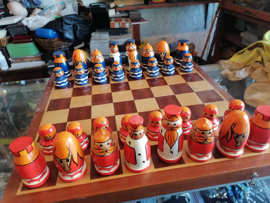 juego de ajedrez soviético pintado a mano - Antiques Bazaar Ensenada