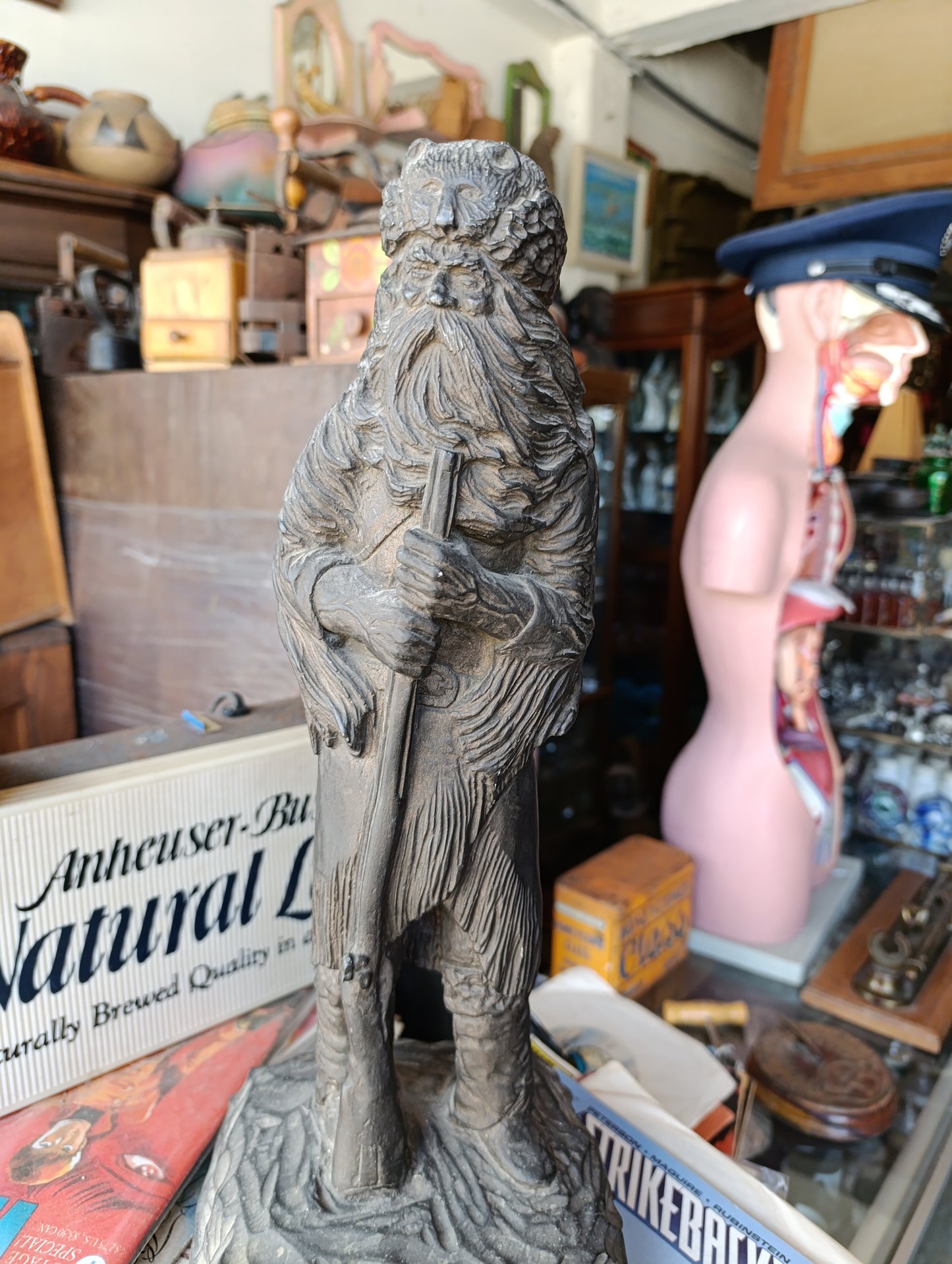 Escultura de Madera de Cazador Barbudo | Arte Rústico y Tradicional