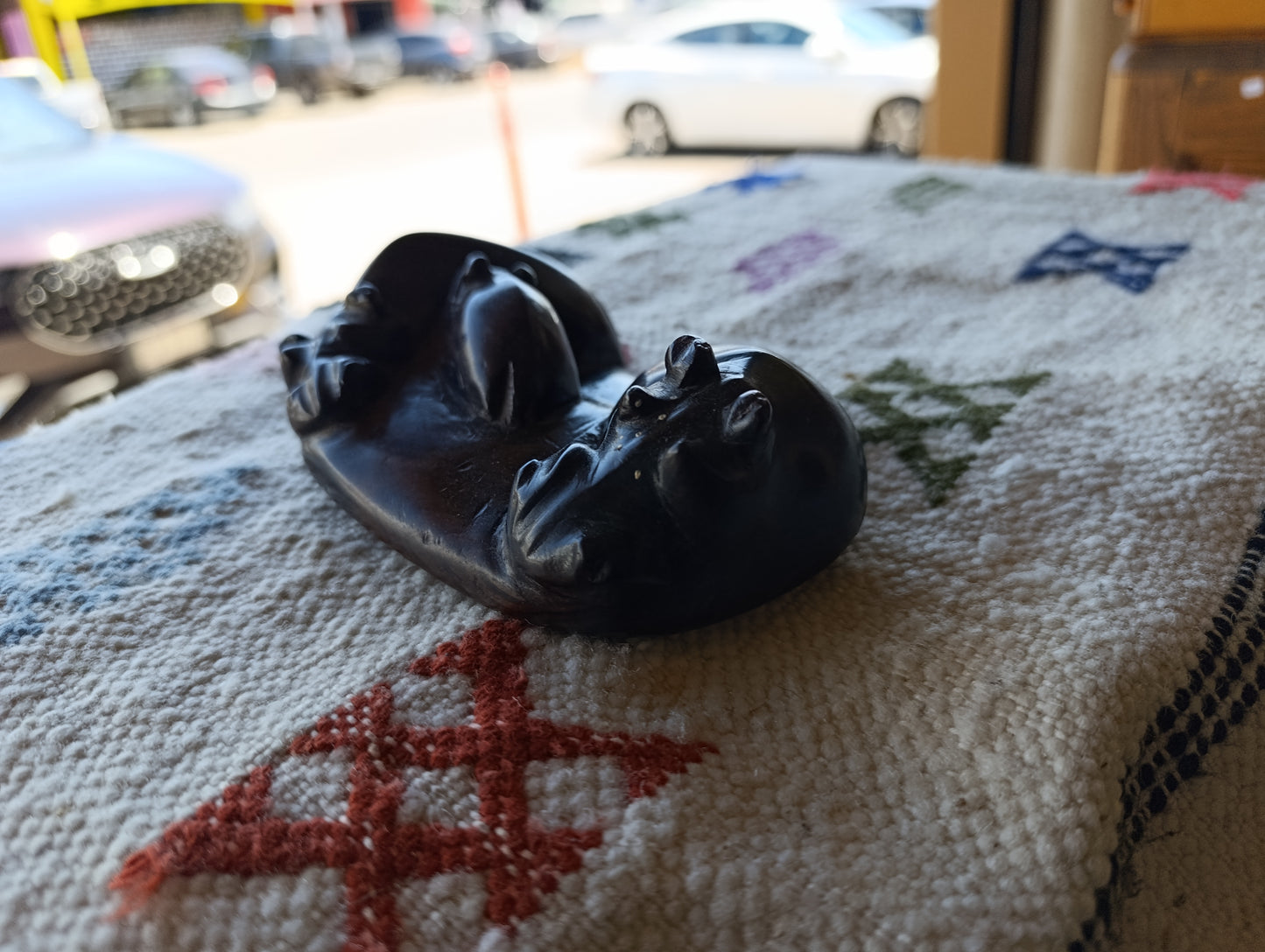 Pisapapeles de Madera Tallada | Familia de Hipopótamos | Artesanía Decorativa