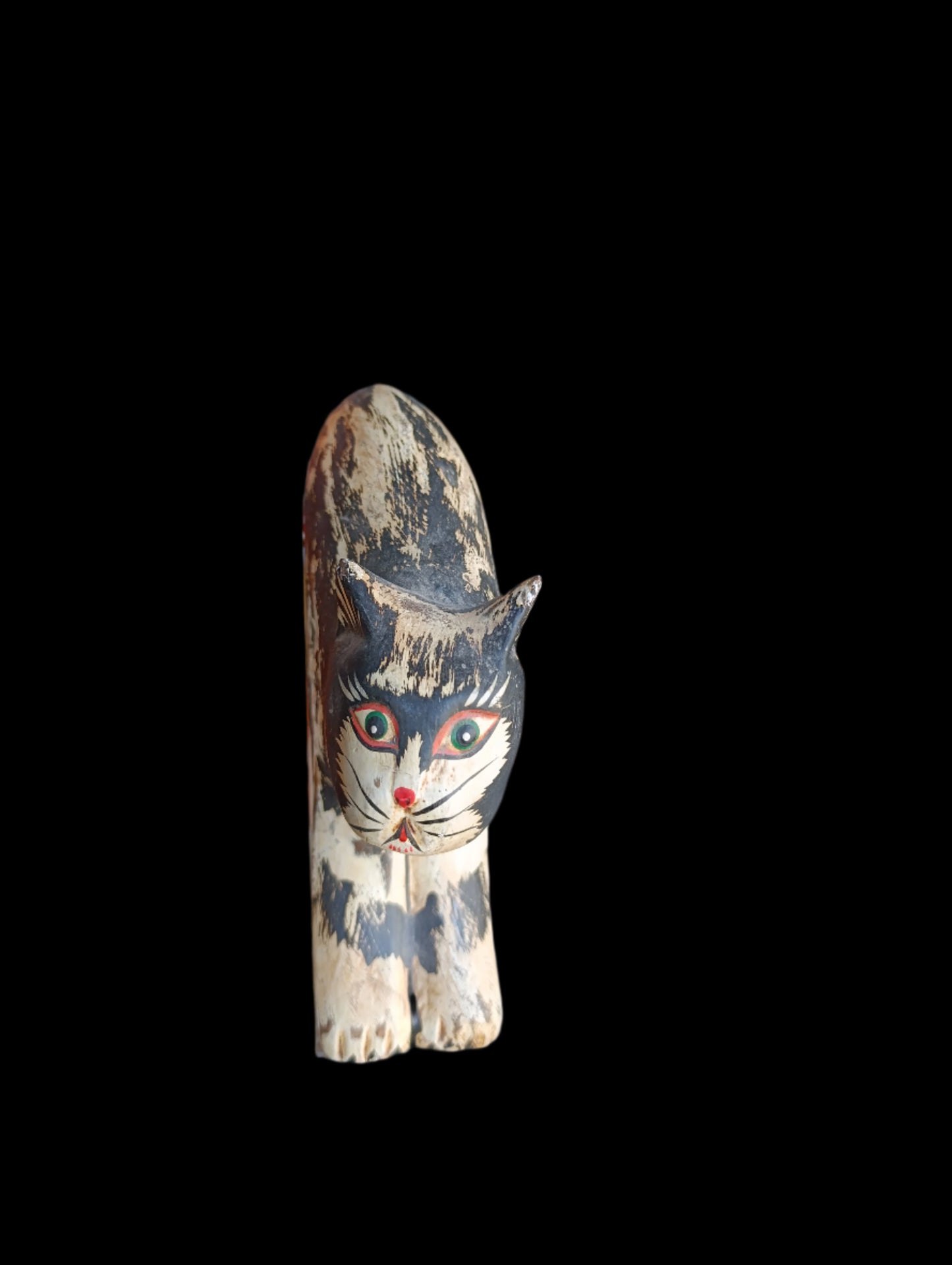 Gato Tallado y Pintado en Madera | Escultura Artesanal Decorativa
