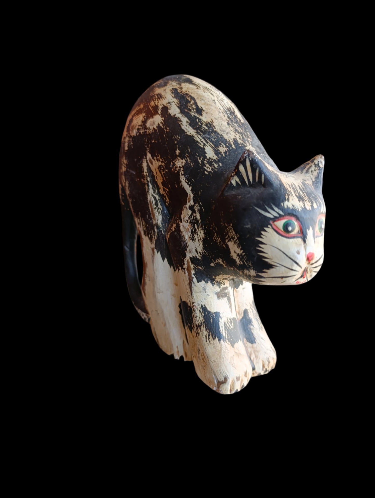 Gato Tallado y Pintado en Madera | Escultura Artesanal Decorativa