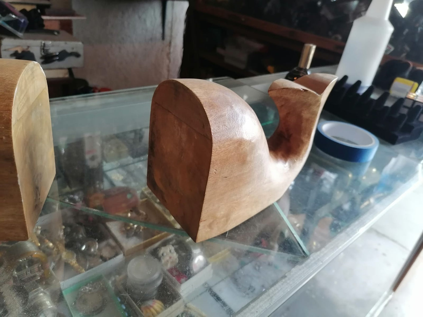 Sujetalibros de madera con forma de ballena