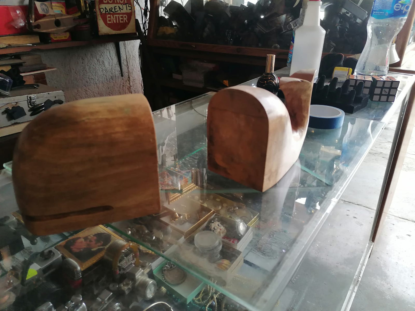 Sujetalibros de madera con forma de ballena