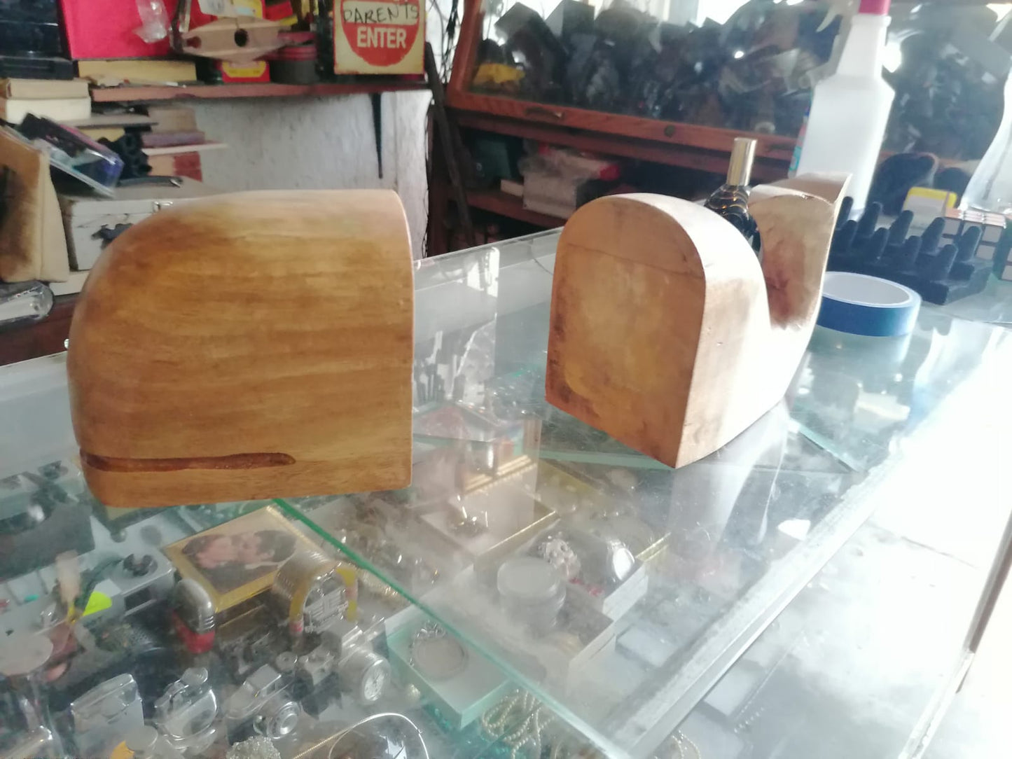 Sujetalibros de madera con forma de ballena