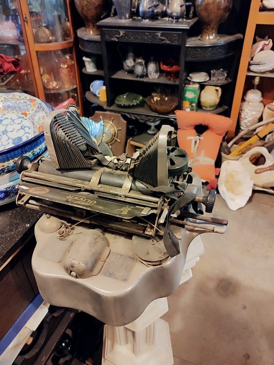 No. 7 typewriter; Oliver Typewriter Co. - Antiques Bazaar Ensenada