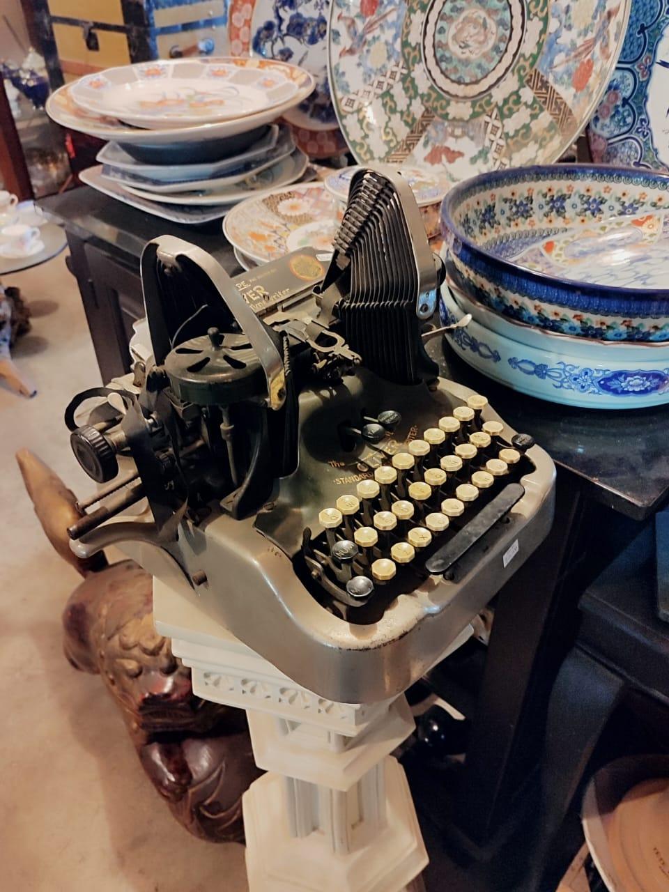 No. 7 typewriter; Oliver Typewriter Co. - Antiques Bazaar Ensenada